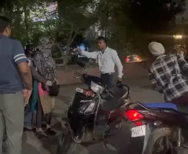 युवक को थप्पड़ मारने के बाद आंखों में झोंका मिर्ची पाउडर, युवतियों पर FIR दर्ज युवक को थप्पड़ मारने के बाद आंखों में झोंका मिर्ची पाउडर, युवतियों पर FIR दर्ज