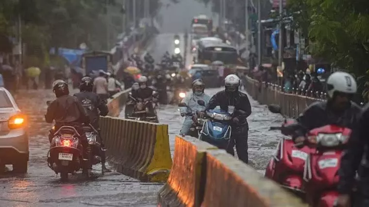 Mumbai : शहर में भारी बारिश, ऑरेंज अलर्ट जारी, और तेज़ बारिश की चेतावनी Mumbai : शहर में भारी बारिश, ऑरेंज अलर्ट जारी, और तेज़ बारिश की चेतावनी