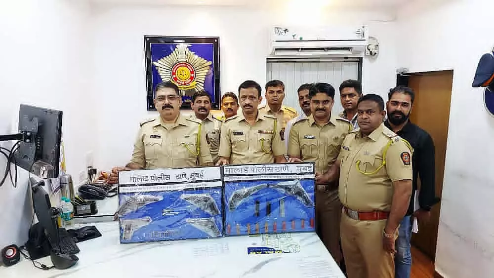 Mumbai : मलाड पुलिस ने गोरखपुर से अवैध हथियार सप्लायर को गिरफ्तार किया Mumbai : मलाड पुलिस ने गोरखपुर से अवैध हथियार सप्लायर को गिरफ्तार किया