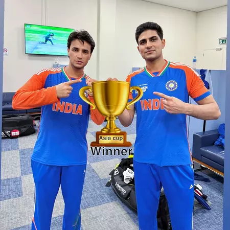 ऑपरेशन व्हाइट बॉल : एआई सेलिब्रेशन के साथ सूर्यकुमार यादव ने मोहसिन नकवी को दिखाया आईना ऑपरेशन व्हाइट बॉल : एआई सेलिब्रेशन के साथ सूर्यकुमार यादव ने मोहसिन नकवी को दिखाया आईना