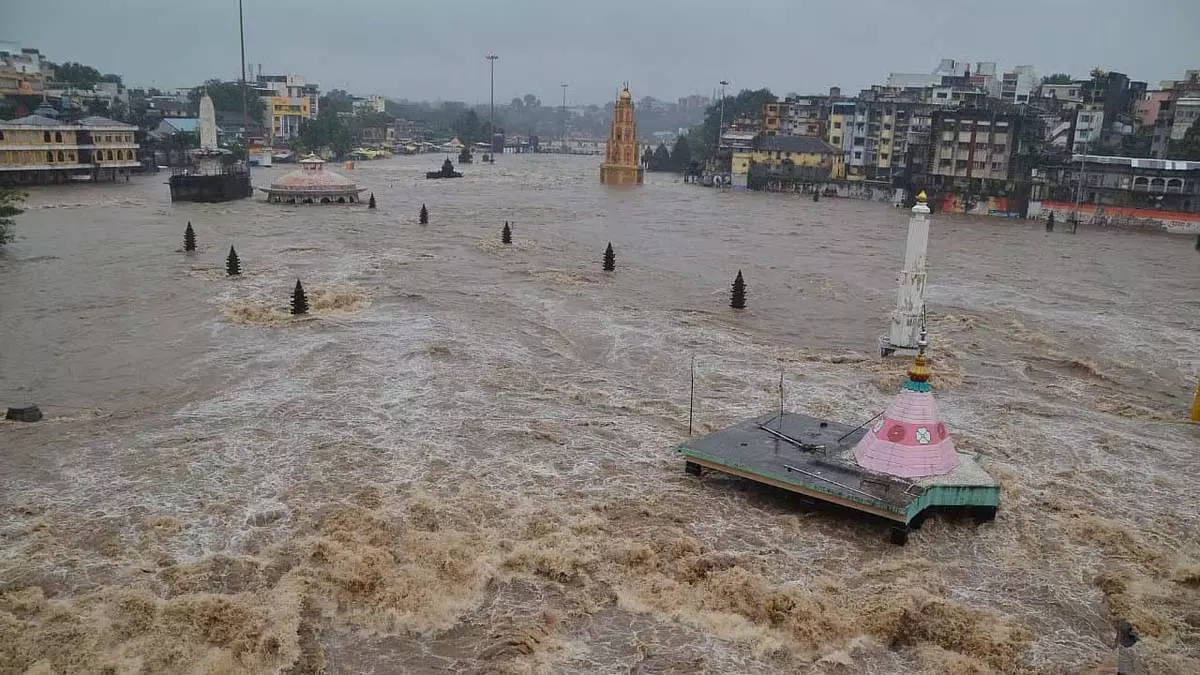 Nashik : भारी बारिश से महिला की मौत, गोदावरी नदी खतरे के निशान से ऊपर Nashik : भारी बारिश से महिला की मौत, गोदावरी नदी खतरे के निशान से ऊपर