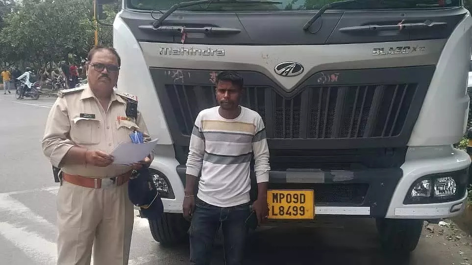 Indore : ट्रैफिक पुलिस ने हेल्पलाइन पर 23 में से 19 शिकायतों का किया समाधान Indore : ट्रैफिक पुलिस ने हेल्पलाइन पर 23 में से 19 शिकायतों का किया समाधान
