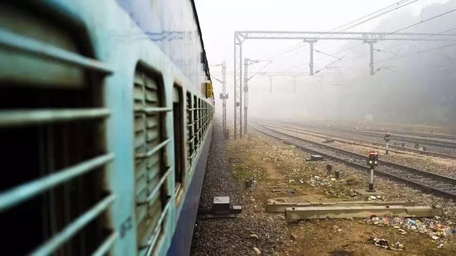 Maharashtra : ट्रेन से गिरे नारियल की चपेट में आने से एक व्यक्ति की मौत Maharashtra : ट्रेन से गिरे नारियल की चपेट में आने से एक व्यक्ति की मौत