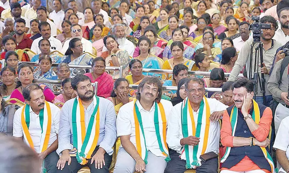 कांग्रेस कार्यक्रम में महिला नेताओं के लिए विशेष रूप से मंच आरक्षित कांग्रेस कार्यक्रम में महिला नेताओं के लिए विशेष रूप से मंच आरक्षित