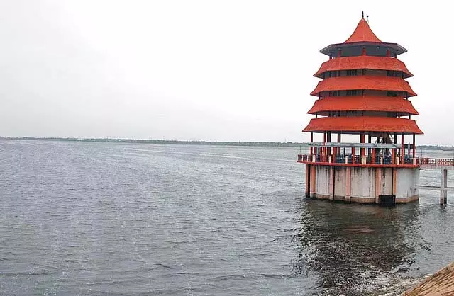 लगातार बारिश की गूँज : झीलों का जलस्तर रिकॉर्ड ऊँचाई पर पहुँच रहा लगातार बारिश की गूँज : झीलों का जलस्तर रिकॉर्ड ऊँचाई पर पहुँच रहा
