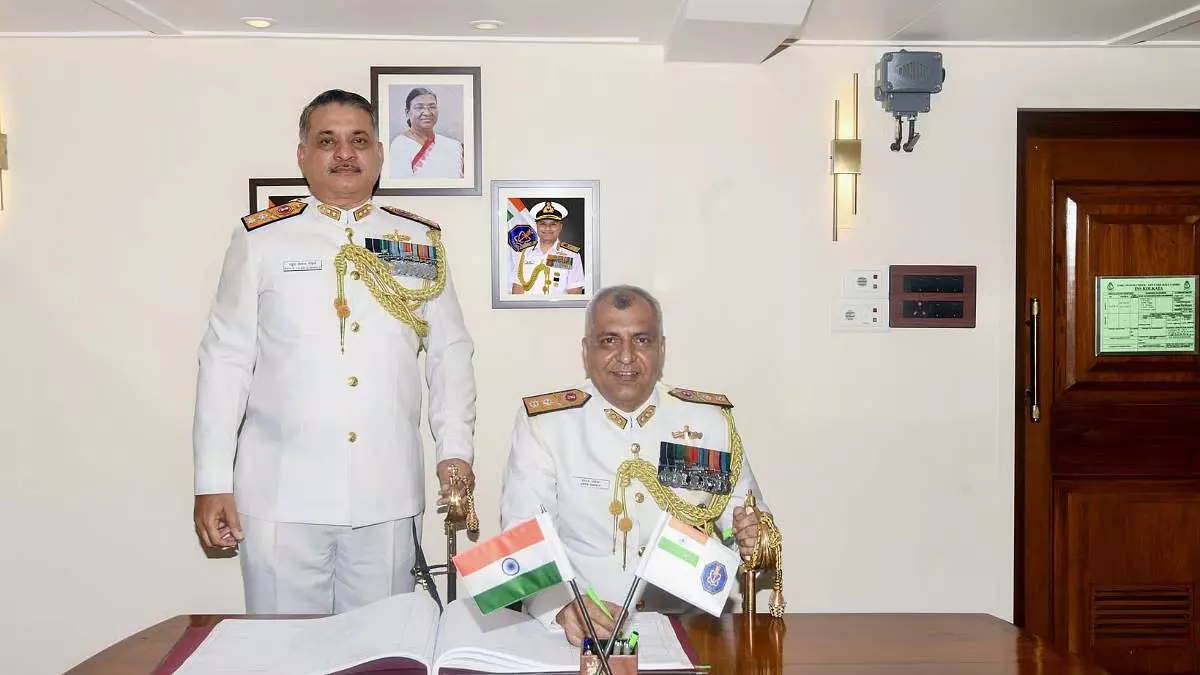 Mumbai : रियर एडमिरल विवेक दहिया ने भारतीय नौसेना के पश्चिमी बेड़े की कमान संभाली Mumbai : रियर एडमिरल विवेक दहिया ने भारतीय नौसेना के पश्चिमी बेड़े की कमान संभाली