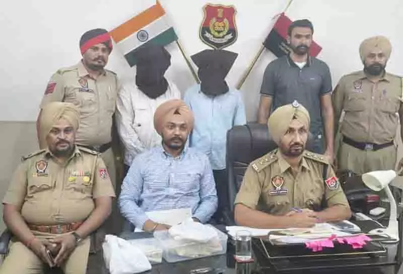 Ludhiana में शादी समारोह में बिन बुलाए मेहमानों ने की गोलीबारी, दो गिरफ्तार, हथियार जब्त Ludhiana में शादी समारोह में बिन बुलाए मेहमानों ने की गोलीबारी, दो गिरफ्तार, हथियार जब्त