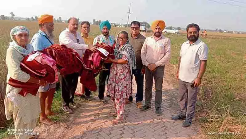 कर्मचारियों ने Amritsar और गुरदासपुर में बाढ़ पीड़ितों के बीच राहत सामग्री वितरित की कर्मचारियों ने Amritsar और गुरदासपुर में बाढ़ पीड़ितों के बीच राहत सामग्री वितरित की