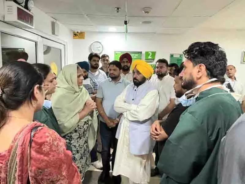 पंजाबी गायक राजवीर जवंदा के लिए शुभकामनाओं का तांता, CM Mann अस्पताल पहुंचे पंजाबी गायक राजवीर जवंदा के लिए शुभकामनाओं का तांता, CM Mann अस्पताल पहुंचे