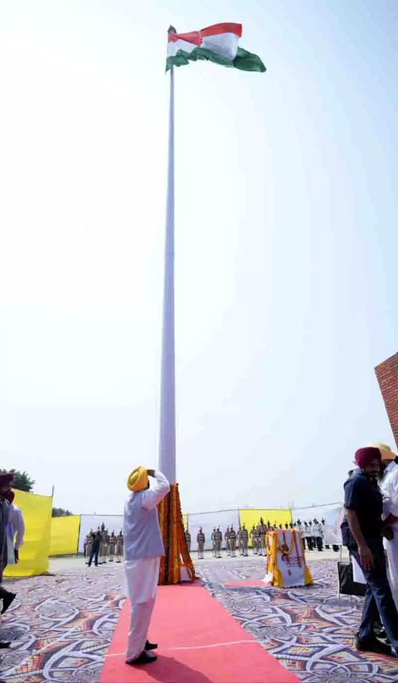 CM Bhagwant Mann ने भगत सिंह स्मारक पर 100 फीट ऊंचे तिरंगे का अनावरण किया CM Bhagwant Mann ने भगत सिंह स्मारक पर 100 फीट ऊंचे तिरंगे का अनावरण किया