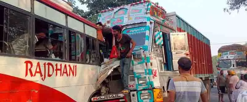 Jalandhar: बस-ट्रक की टक्कर में एक दर्जन से अधिक लोग घायल Jalandhar: बस-ट्रक की टक्कर में एक दर्जन से अधिक लोग घायल