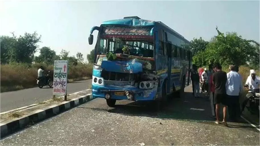 Rajasthan: बच्चों से भरी दो स्कूल बसों की भयानक टक्कर, बच्चे घायल Rajasthan: बच्चों से भरी दो स्कूल बसों की भयानक टक्कर, बच्चे घायल