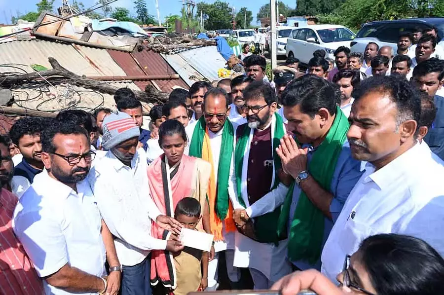 Bidar : विजयेंद्र, चलावाडी नारायणस्वामी ने बाढ़ प्रभावित इलाकों का दौरा किया Bidar : विजयेंद्र, चलावाडी नारायणस्वामी ने बाढ़ प्रभावित इलाकों का दौरा किया