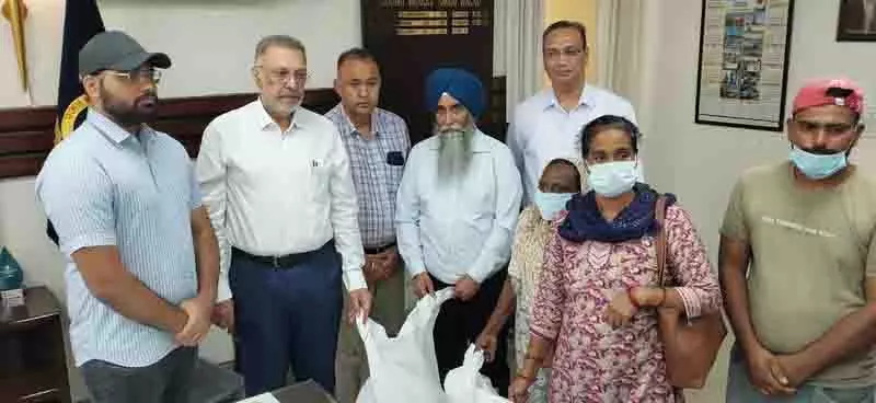 मंत्री ने नवांशहर में TB मरीजों के बीच राशन किट वितरित की मंत्री ने नवांशहर में TB मरीजों के बीच राशन किट वितरित की