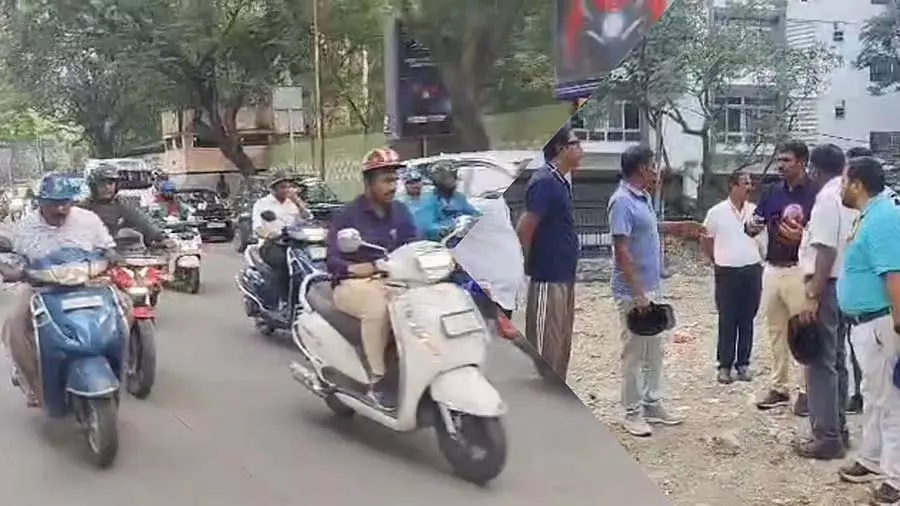 राजेंद्र चोलन बाइक राइड: सड़क के गड्ढों का निरीक्षण राजेंद्र चोलन बाइक राइड: सड़क के गड्ढों का निरीक्षण
