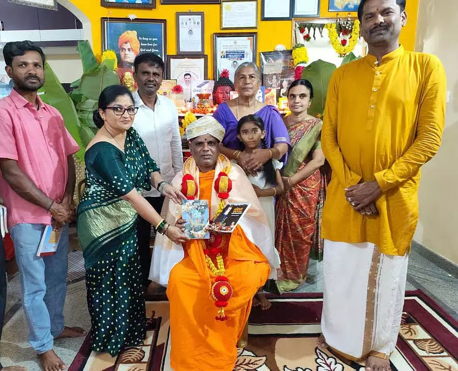 घर की बजाय स्कूल में मोबाइल ही पहला पाठ है: शिवारा उमेश चिंतित घर की बजाय स्कूल में मोबाइल ही पहला पाठ है: शिवारा उमेश चिंतित
