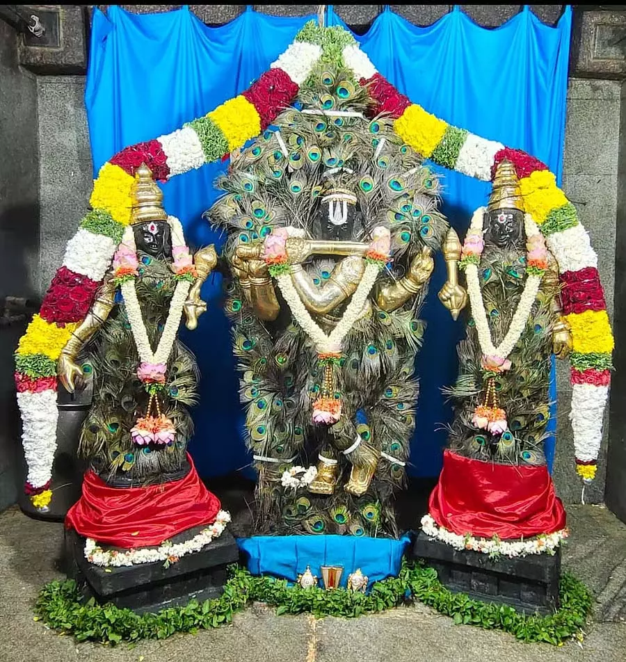 Navratri : मंदिरों में उमड़ी श्रद्धालुओं की भीड़ Navratri : मंदिरों में उमड़ी श्रद्धालुओं की भीड़