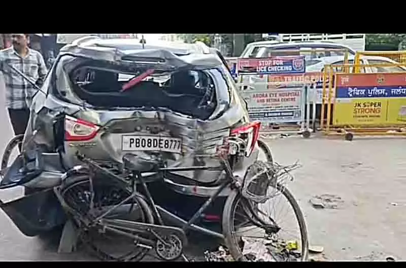 किशोर छात्र की कार विक्रेता से टकराई, BJP नेता कालिया की नई कार और गेट क्षतिग्रस्त किशोर छात्र की कार विक्रेता से टकराई, BJP नेता कालिया की नई कार और गेट क्षतिग्रस्त
