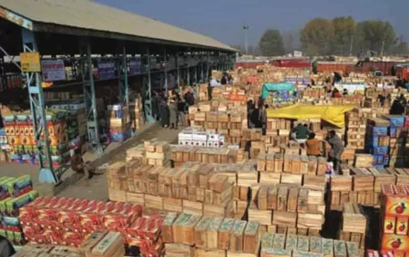 सोपोर फल मंडी को परिवहन कमी और मांग गिरावट का सामना सोपोर फल मंडी को परिवहन कमी और मांग गिरावट का सामना