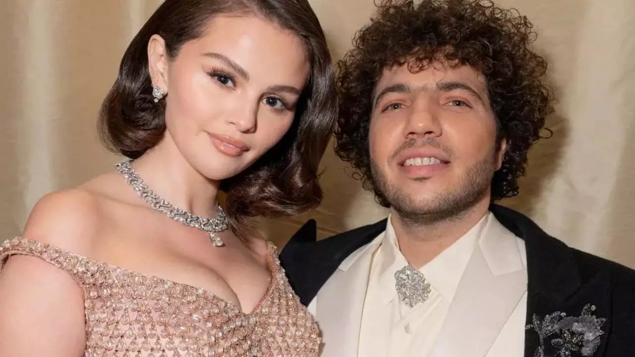 Selena Gomez का कस्टम वेडिंग लुक और बेनी ब्लैंको का क्लासिक टक्सीडो Selena Gomez का कस्टम वेडिंग लुक और बेनी ब्लैंको का क्लासिक टक्सीडो