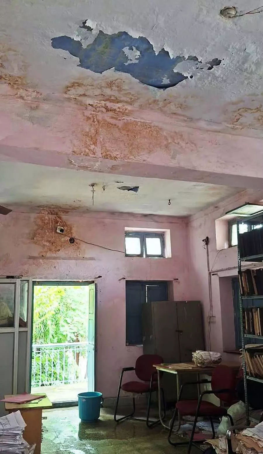 Siruguppa: सरकारी कार्यालयों में लीकेज Siruguppa: सरकारी कार्यालयों में लीकेज