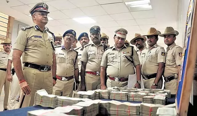 Bengaluru : तीन लोगों का अपहरण कर 1.1 करोड़ लूटने के आरोप में 8 लोग गिरफ्तार Bengaluru : तीन लोगों का अपहरण कर 1.1 करोड़ लूटने के आरोप में 8 लोग गिरफ्तार