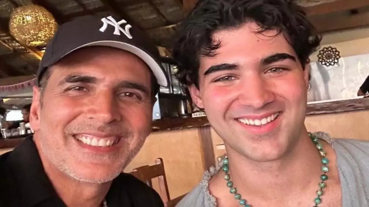 क्या Akshay Kumar के 23 वर्षीय बेटे आरव फिल्म उद्योग में प्रवेश करने की योजना बना रहे हैं? क्या Akshay Kumar के 23 वर्षीय बेटे आरव फिल्म उद्योग में प्रवेश करने की योजना बना रहे हैं?