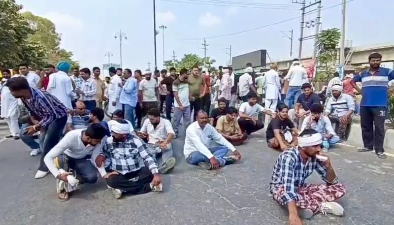 Kurukshetra में युवक की हत्या, गिरफ्तारी की मांग को लेकर परिजनों ने सड़क जाम किया Kurukshetra में युवक की हत्या, गिरफ्तारी की मांग को लेकर परिजनों ने सड़क जाम किया
