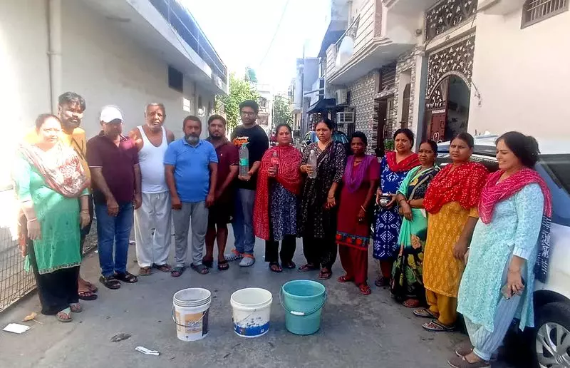 Rohtak निवासियों को पानी की कमी का सामना करना पड़ रहा है Rohtak निवासियों को पानी की कमी का सामना करना पड़ रहा है
