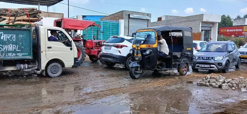 Haryana : भिवानी कॉलोनी जाम सीवर और क्षतिग्रस्त सड़क से जूझ रही है Haryana : भिवानी कॉलोनी जाम सीवर और क्षतिग्रस्त सड़क से जूझ रही है