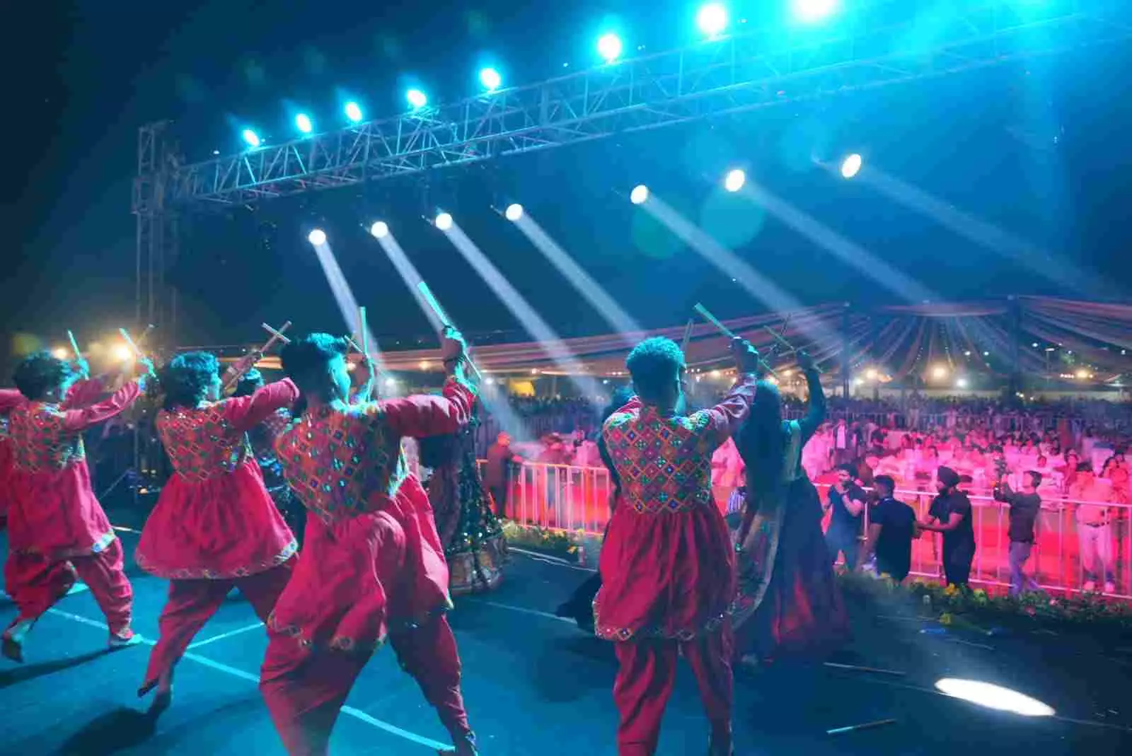 Dehradun: डांडिया और मंडाण की मधुर धुनों से नवरंग हुआ जीवंत Dehradun: डांडिया और मंडाण की मधुर धुनों से नवरंग हुआ जीवंत