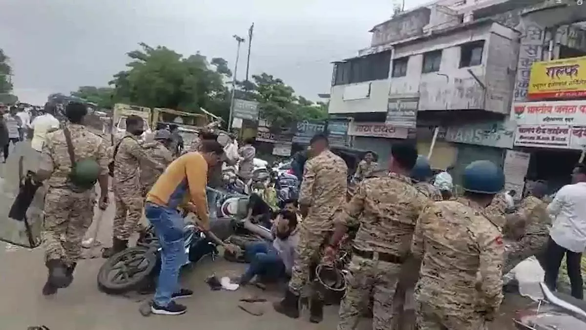 मचा जमकर बवाल, पुलिस ने भांजी लाठियां, आई लव मोहम्मद लिखी रंगोली को लेकर तनाव फैला मचा जमकर बवाल, पुलिस ने भांजी लाठियां, आई लव मोहम्मद लिखी रंगोली को लेकर तनाव फैला