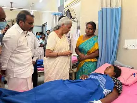 वित्त मंत्री निर्मला सीतारमण ने करूर दौरा कर पीड़ितों से मुलाकात की वित्त मंत्री निर्मला सीतारमण ने करूर दौरा कर पीड़ितों से मुलाकात की