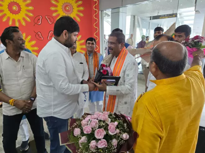 केन्द्रीय मंत्री धर्मेन्द्र प्रधान रायपुर होकर बिलासपुर रवाना केन्द्रीय मंत्री धर्मेन्द्र प्रधान रायपुर होकर बिलासपुर रवाना