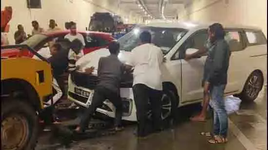 कोस्टल रोड पर कार के ओवरटेक करने की कोशिश में दो लोग घायल कोस्टल रोड पर कार के ओवरटेक करने की कोशिश में दो लोग घायल