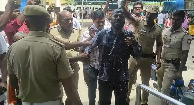युवक ने खुद को आग लगाने की कोशिश की : कांचीपुरम कलेक्टर ऑफिस में हंगामा युवक ने खुद को आग लगाने की कोशिश की : कांचीपुरम कलेक्टर ऑफिस में हंगामा