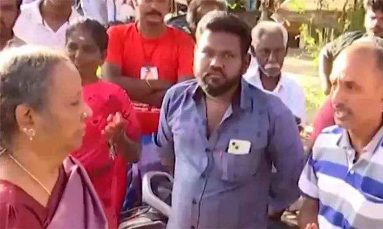 TVK भगदड़: न्यायमूर्ति अरुणा जगदीसन ने करूर में दूसरे दिन भी जांच जारी रखी TVK भगदड़: न्यायमूर्ति अरुणा जगदीसन ने करूर में दूसरे दिन भी जांच जारी रखी