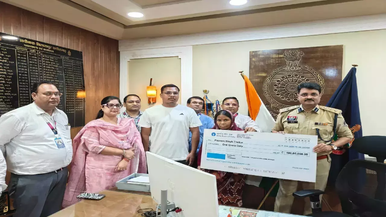 आरक्षक की पत्नी को 1 करोड़ का मुआवजा मिला, सड़क हादसे में हुई थी मौत आरक्षक की पत्नी को 1 करोड़ का मुआवजा मिला, सड़क हादसे में हुई थी मौत
