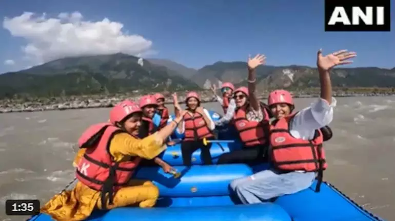 J&K के रियासी में चिनाब नदी पर राफ्टिंग निलंबन के बाद फिर से शुरू J&K के रियासी में चिनाब नदी पर राफ्टिंग निलंबन के बाद फिर से शुरू