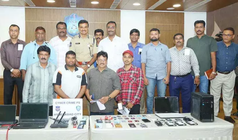 Hyderabad साइबर क्राइम पुलिस ने मूवी पायरेसी नेटवर्क का भंडाफोड़ किया, 5 गिरफ्तार Hyderabad साइबर क्राइम पुलिस ने मूवी पायरेसी नेटवर्क का भंडाफोड़ किया, 5 गिरफ्तार