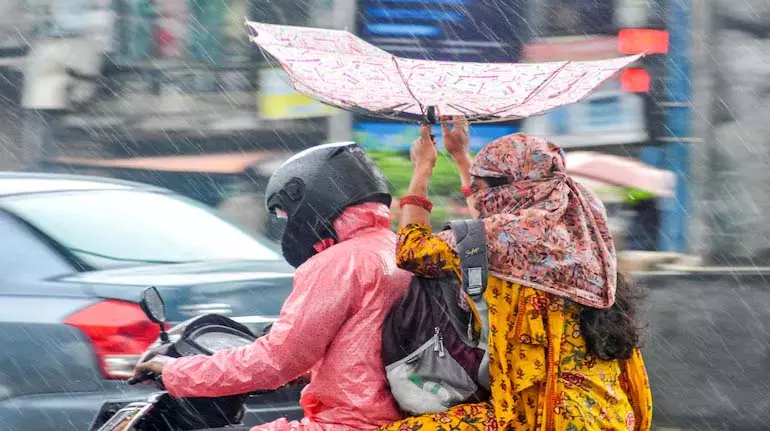 Telangana मौसम: हैदराबाद और आसपास के इलाके भारी बारिश के लिए तैयार Telangana मौसम: हैदराबाद और आसपास के इलाके भारी बारिश के लिए तैयार