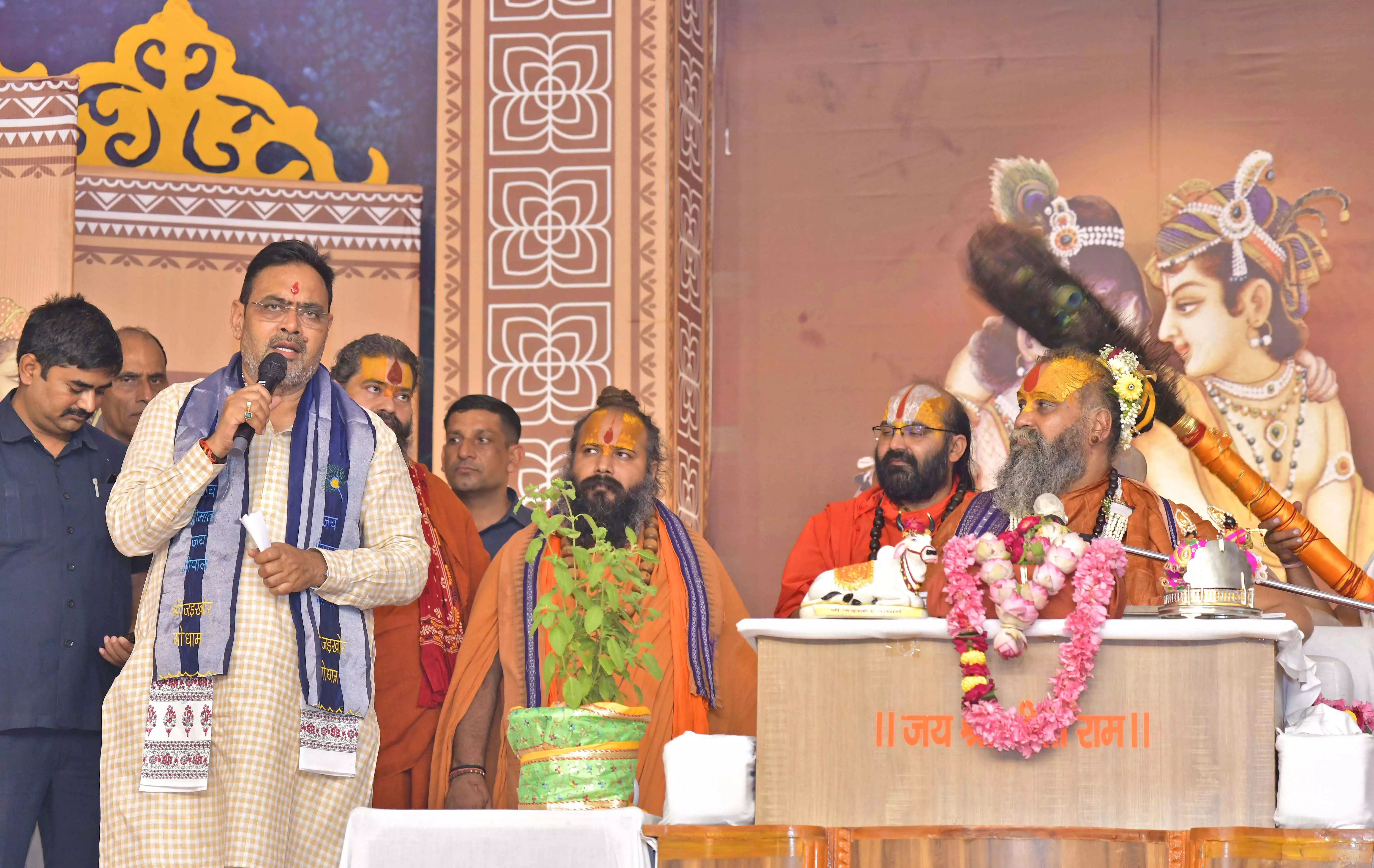 Jaipur: मुख्यमंत्री ने गौ माता के महत्व पर जोर, किया हरा चारा एवं गुड़ वितरण Jaipur: मुख्यमंत्री ने गौ माता के महत्व पर जोर, किया हरा चारा एवं गुड़ वितरण