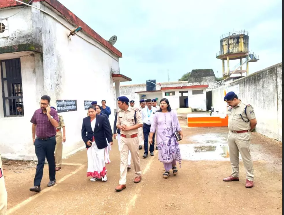 अंडर ट्रायल रिव्यू कमेटी ने किया जिला जेल का निरीक्षण अंडर ट्रायल रिव्यू कमेटी ने किया जिला जेल का निरीक्षण