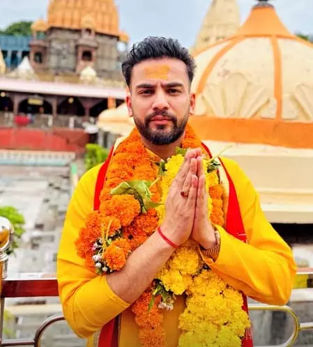 एल्विश यादव ने उज्जैन महाकाल मंदिर के किए दर्शन, भक्ति के रंग में रंगे आए नजर एल्विश यादव ने उज्जैन महाकाल मंदिर के किए दर्शन, भक्ति के रंग में रंगे आए नजर