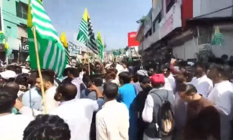 Pakistan: पीओके में हिंसक झड़प में दो की मौत, कई घायल Pakistan: पीओके में हिंसक झड़प में दो की मौत, कई घायल