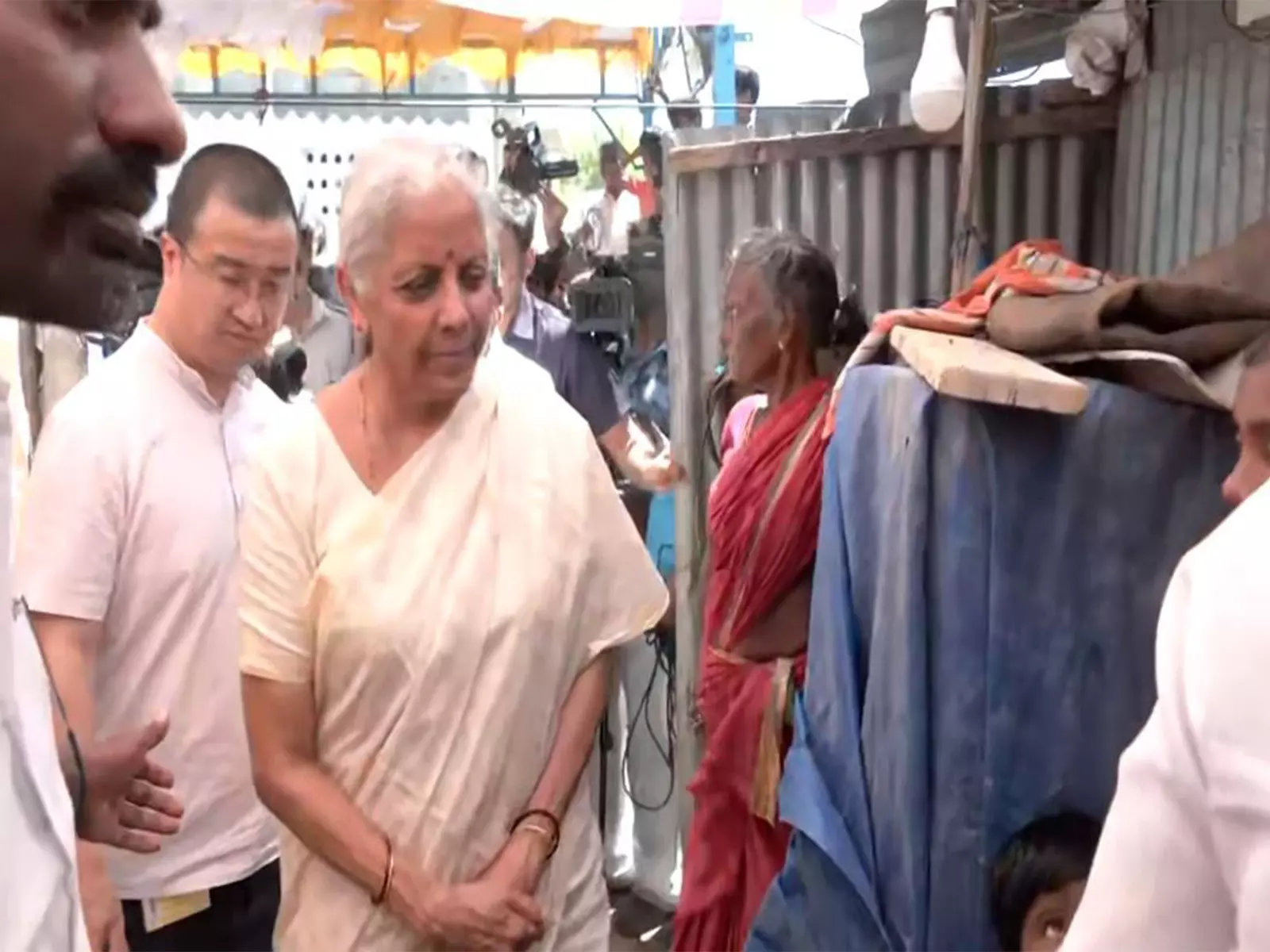 केंद्रीय मंत्री निर्मला सीतारमण और BJP नेताओं ने करूर भगदड़ पीड़ित परिवार से मुलाकात की केंद्रीय मंत्री निर्मला सीतारमण और BJP नेताओं ने करूर भगदड़ पीड़ित परिवार से मुलाकात की