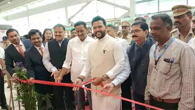 Andhra : केंद्रीय मंत्री ने विजयवाड़ा हवाईअड्डे पर उड़ान यात्री कैफे का उद्घाटन किया Andhra : केंद्रीय मंत्री ने विजयवाड़ा हवाईअड्डे पर उड़ान यात्री कैफे का उद्घाटन किया
