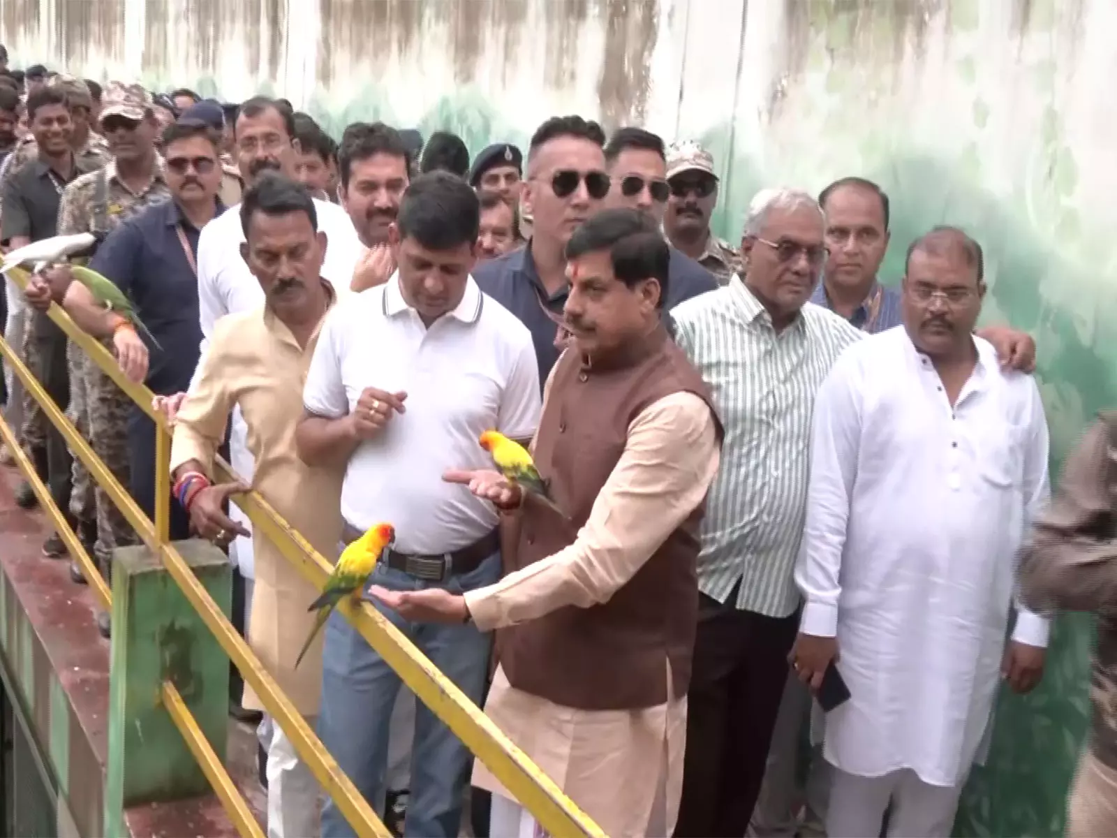 CM यादव ने इंदौर चिड़ियाघर का दौरा किया, वन्यजीव संरक्षण में राज्य की विरासत पर प्रकाश डाला CM यादव ने इंदौर चिड़ियाघर का दौरा किया, वन्यजीव संरक्षण में राज्य की विरासत पर प्रकाश डाला