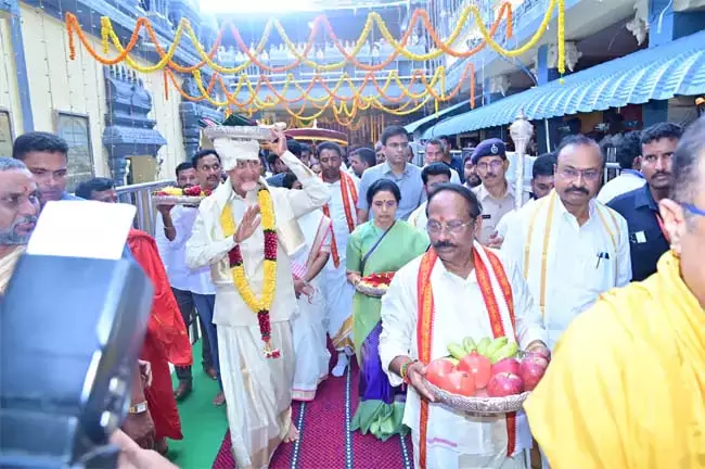 Andhra : सीएम चंद्रबाबू ने बेजवाड़ा कनकदुर्गम्मा को रेशम के वस्त्र भेंट किए Andhra : सीएम चंद्रबाबू ने बेजवाड़ा कनकदुर्गम्मा को रेशम के वस्त्र भेंट किए