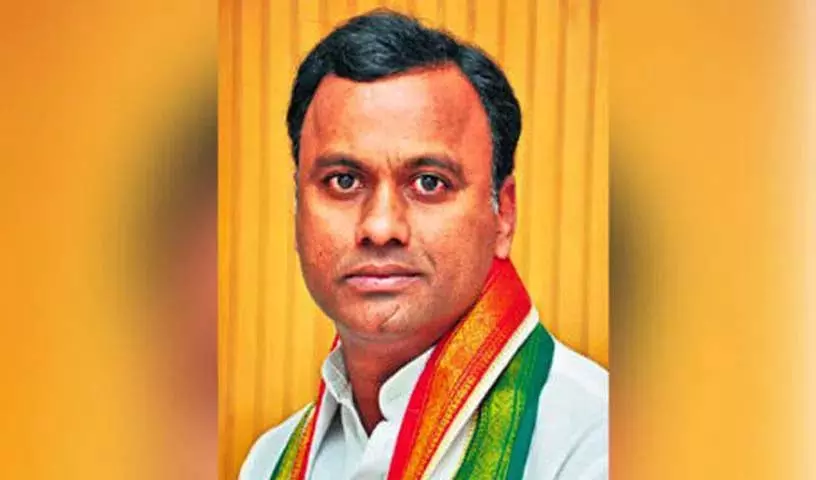 कोमाटीरेड्डी राजगोपाल रेड्डी ने कांग्रेस नेताओं पर RRR के पास जमीन सौदे का आरोप लगाया कोमाटीरेड्डी राजगोपाल रेड्डी ने कांग्रेस नेताओं पर RRR के पास जमीन सौदे का आरोप लगाया
